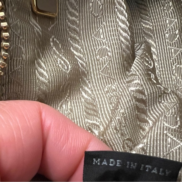 Prada clutch - Picture 9 of 11
